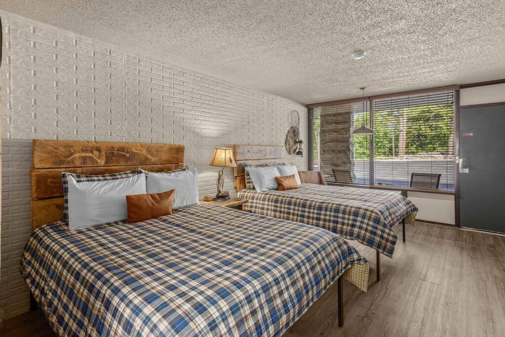 Stonegate 2 Queen Beds Fast Wifi 50